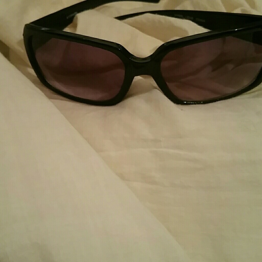 Sunglasses with side rhinestones